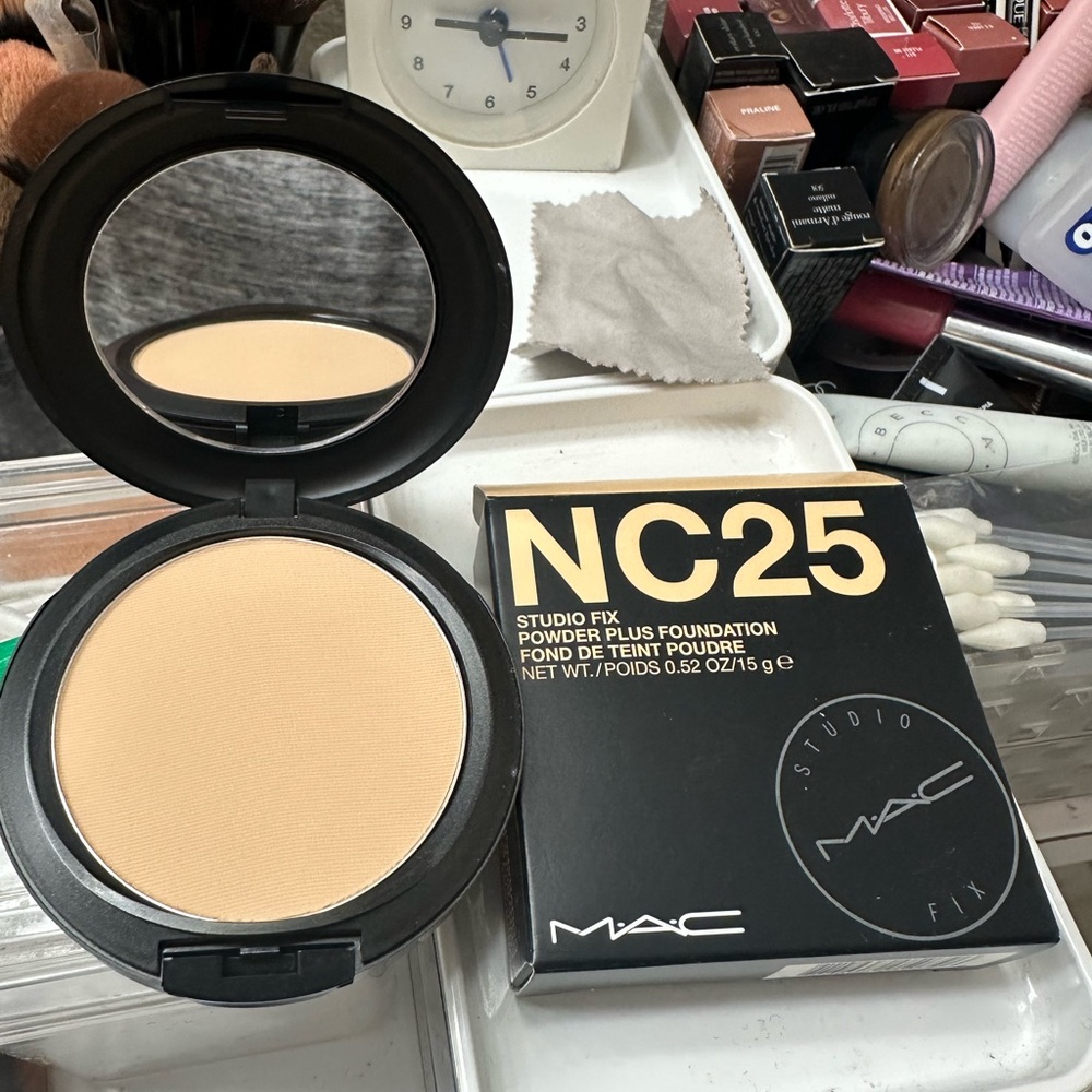 MAC Studio Fix Powder Plus Foundation - Picture 2 of 3